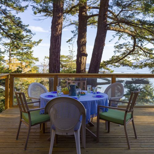 With island views, outdoor dining does not disappoint.