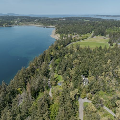 Located just a mile from Eastsound and Crescent Beach, you can easily go out for any meal or a quick shopping trip.