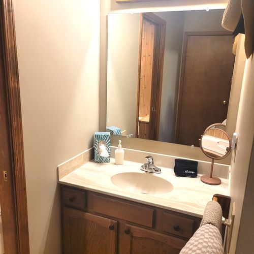 FULL BATHROOM #1 (MAIN FLOOR):  Full bathroom with a jetted tub that is the private ensuite bathroom for Bedroom #1.