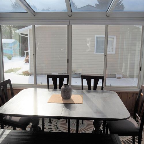 Dining area:  seating for 6 adults with great natural lighting!