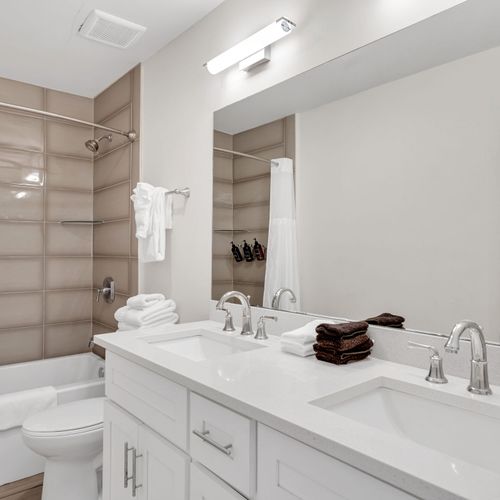 Full bathroom 1