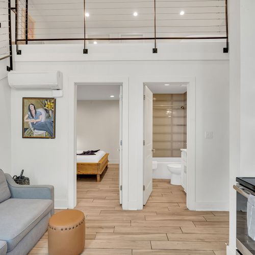 Enjoy a fully equipped kitchen, sleek loft vibes, and easy access to the bedroom and bathroom—all in a well-lit, airy setting.
