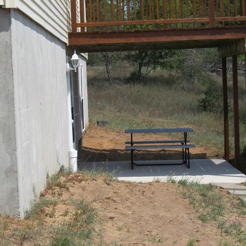 Exterior:  the apartment has a beautiful country setting with its own private entrance. A picnic table is also provided for outdoor dining.