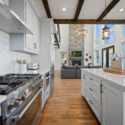 Gas stovetop and oven in the kitchen!