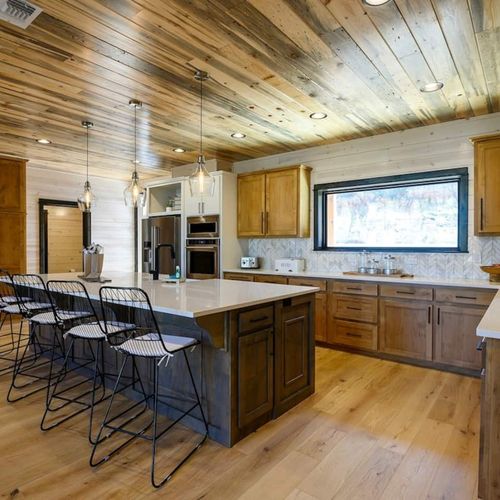 Your fully equipped kitchen + seating at the island!