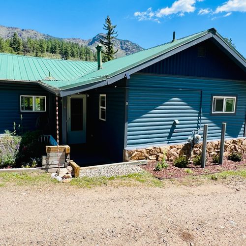 Golden sunshine and green trees make this cabin the ideal summer getaway spot!