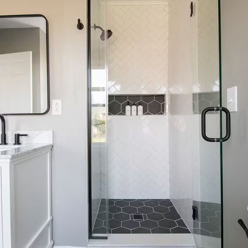 Shower in the en-suite bathroom in the primary bedroom