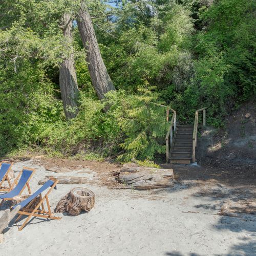With a private trail to the beach, we're able to offer beach chairs and towels for your use!