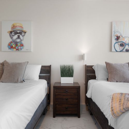 Perfect for families or friends! Enjoy spacious sleeping arrangements and stunning natural light by the sea.
