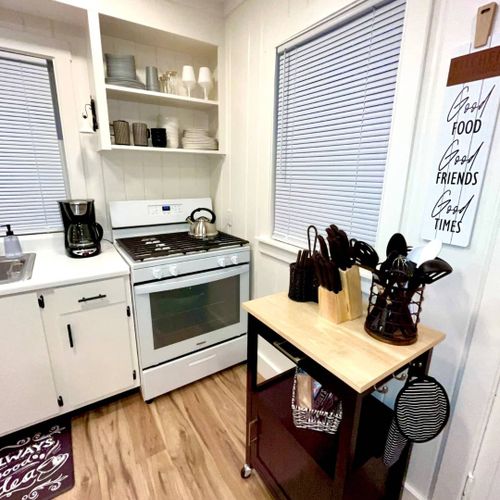 Vivian's cabin - kitchen