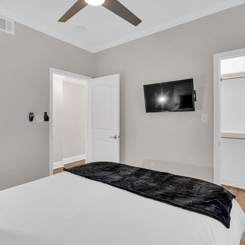 Second bedroom w/ a wall-mounted TV — kick back & relax after a full day.