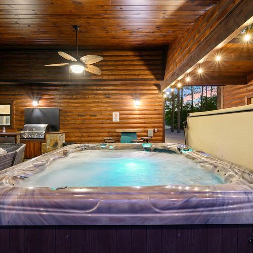 6-person luxury hot tub!