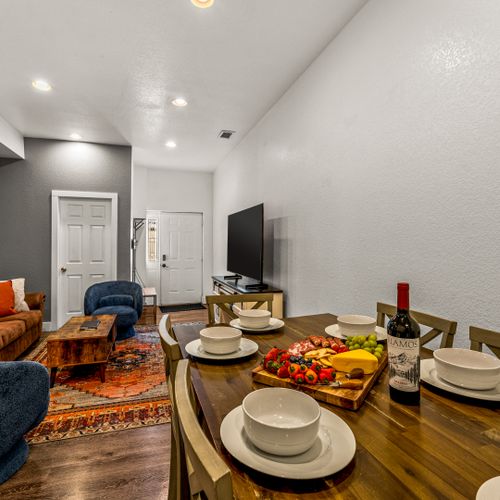 A blend of earthy hues creates a welcoming atmosphere, ideal for family meals or cozy conversations.