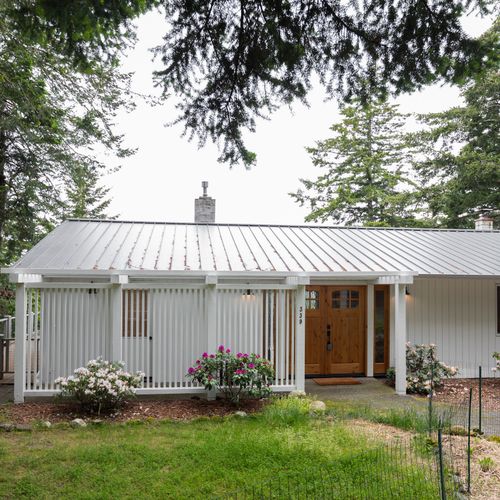 Walk-around path to the deck overlooking the water.