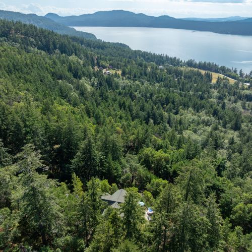 Its a quick, steep walk or bicycle ride down to Eastsound and Crescent Beach!