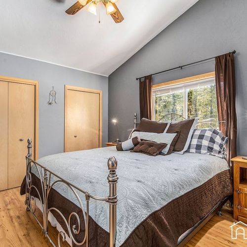 - sleep soundly in a spacious bedroom with vaulted ceilings and cozy cabin style
- king size bed with plush pillows and soft lighting ensures restful nights
- dual closets provide plenty of storage for extended or group stays