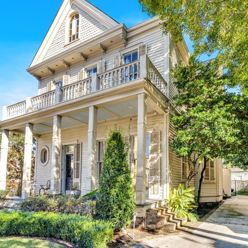 Stunning Historic New Orleans Home on Camp Street – A Perfect Blend of Charm and Elegance