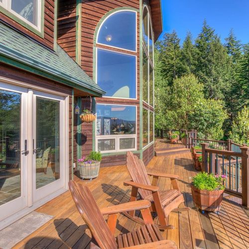 Seating outside of the master bedroom