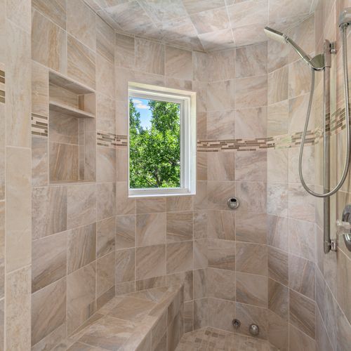 Spacious  walk‑in shower with a view!