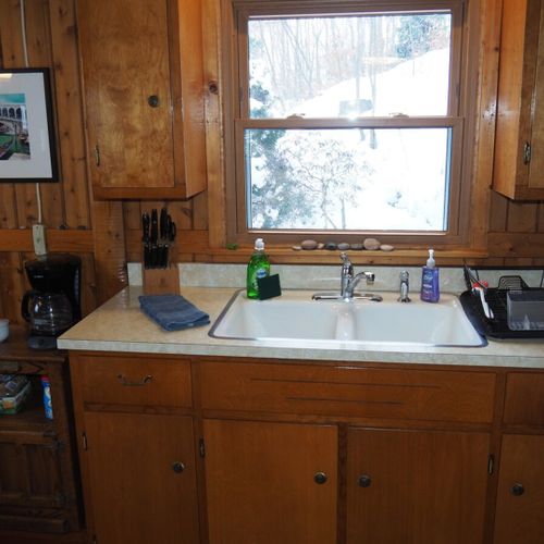 Kitchen:  the home has a cute kitchen that has all appliances except for a dishwasher.