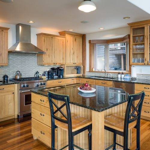 Gourment kitchen with plenty of room for a few chefs!