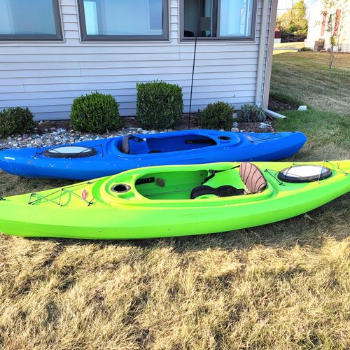 OVERVIEW:  The 2 kayaks that are available for guest usage