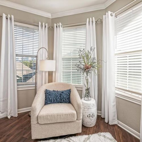BR 1 queen bed with seating area, attached bathroom