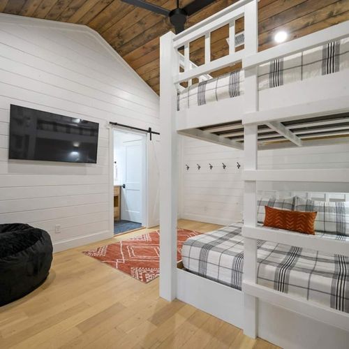 The bunk room with 6 Queen beds!