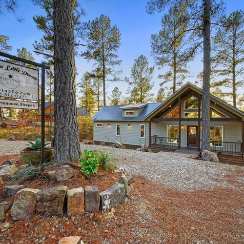 This cozy cabin is the perfect getaway!