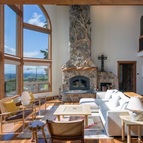 Vaulted windows bring the sky and water inside