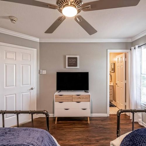 Br 2 twin beds, TV