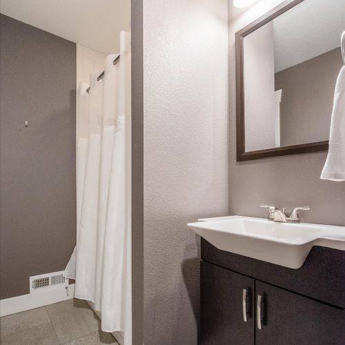 Featuring 3 full bathrooms, there’s plenty of room for groups to get ready. Each bathroom is supplied with hotel-quality towels, complimentary shampoo, conditioner and body wash.