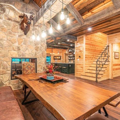 Ample amounts of seating at the dining table.