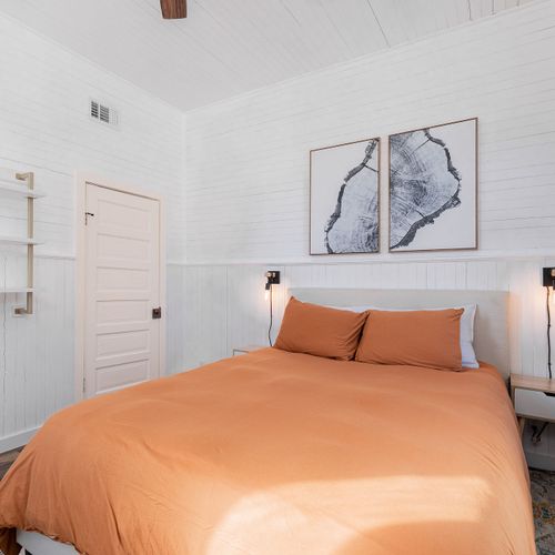 Queen bedroom - molly's chamber is bright and welcoming. There's plenty of space for your belongings.