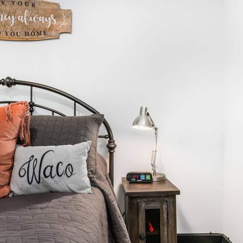 BR Queen Bed with TV