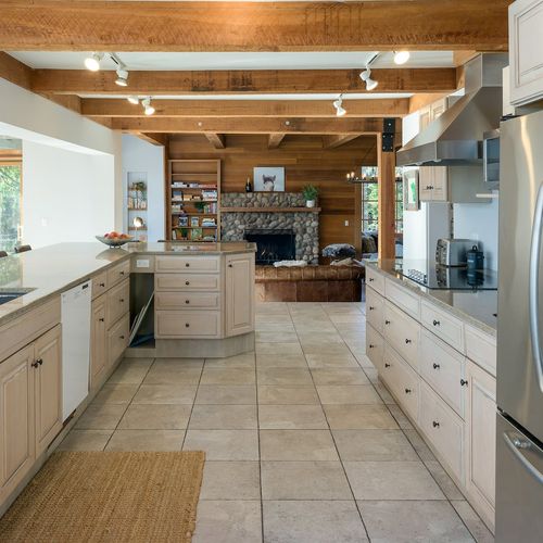 Fully equipped gourmet kitchen