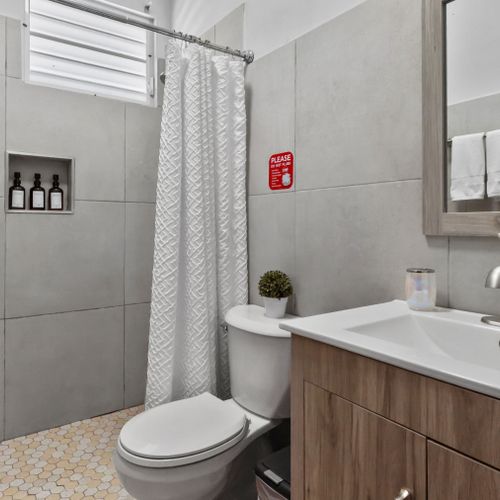 Invigorating showers: Well-maintained bathroom with a sleek design.