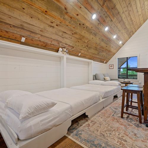 2 Full sized Murphy beds in the loft!