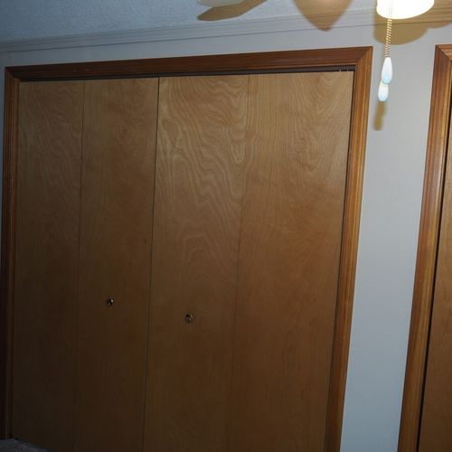 Bedroom #3 (upstairs):  features two queen beds, a ceiling fan, a nightstand, a lamp, and 2 large closets.