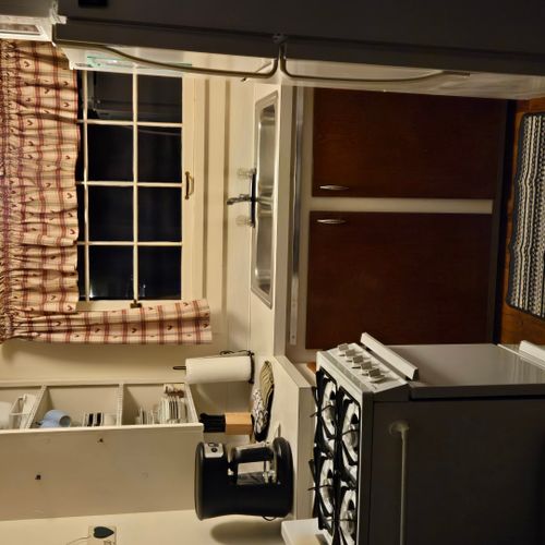 Kitchen:  the cabin has a modern and very functional kitchen with a refrigerator, gas range, sink, countertop, coffee maker, and a good collection of cooking and dining utensils.