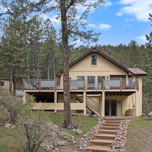 Ideal for retreats—cozy, wood-accented cabin away from it all.