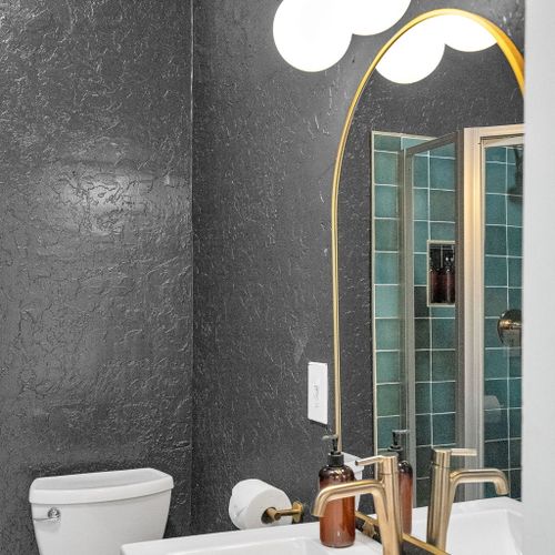 Bright and clean bathroom with a classic touch. Equipped with essential amenities and a vanity mirror, it’s the perfect spot to freshen up in style during your stay.