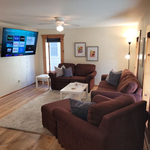 LIVING ROOM:  The home has a very comfy living room with a sofa bed, loveseat, comfy chair, ottoman, coffee table, large live-streaming television, and a ceiling fan.