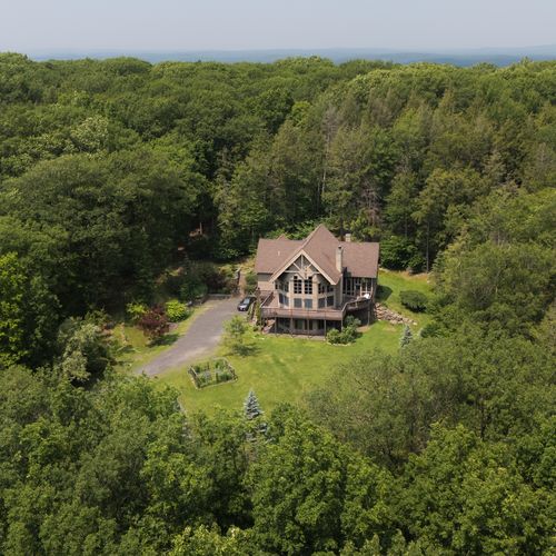 14 wooded acres make Mountain Vista Escape the ultimate private getaway.