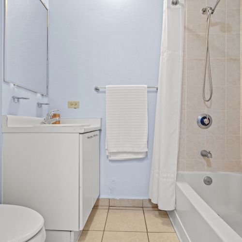 Esta zona de espejos bien iluminada en el acogedor baño satisface tanto los retoques rápidos como las necesidades de cuidado meticuloso.