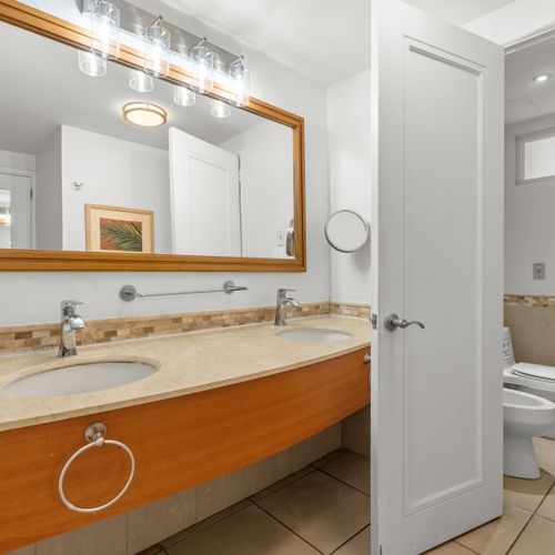 Enjoy the best of both worlds with a dedicated shower and a separate bathtub in this clean and functional bathroom, ensuring a pleasant experience for all guests.