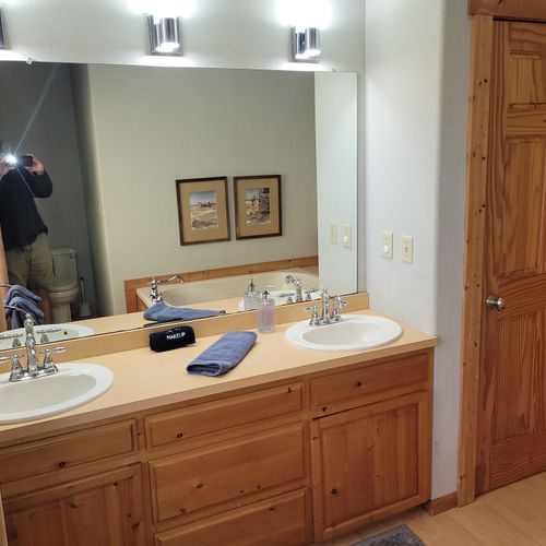 BATHROOM #3 (SECOND FLOOR):  Full bathroom on the second floor with a jetted bathtub.