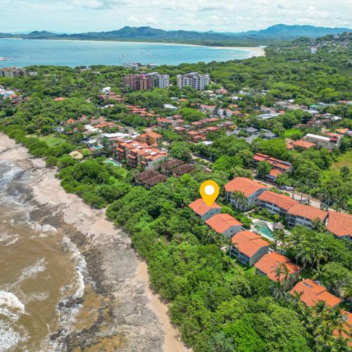 Bahia Langosta is an oasis hidden in the nature between the estuary and the beach. This townhouse is right on the beach fornt, a few steps from the ocean.
