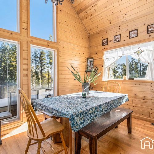 - dine in a sun soaked nook surrounded by soaring pine walls and stunning natural light
- tall windows and forest views make every meal feel like a mountain escape
- rustic charm and peaceful ambiance create a cozy dining experience