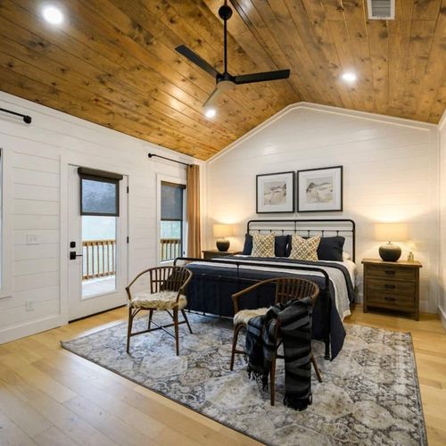 King Suite 3 Upstairs!